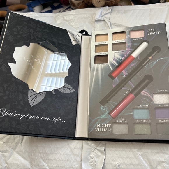 e.l.f. Disney Good vs Evil Let the Drama Begin Beauty Book super Rare find new - Picture 7 of 13